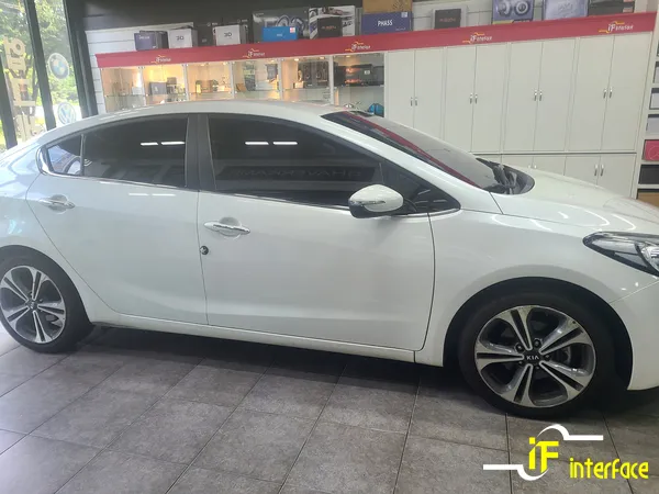 Kia K3のドライブレコーダー取付事例 施工写真 6