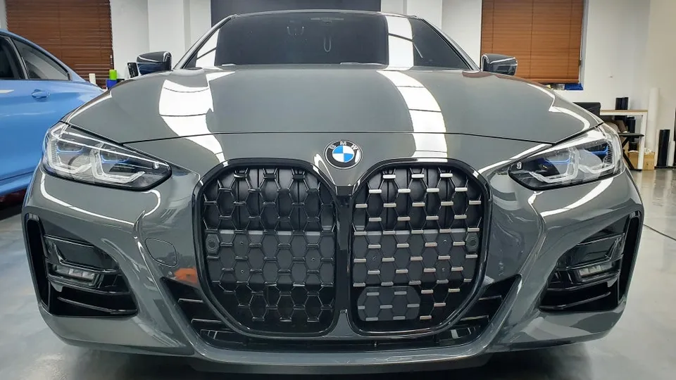 BMW 4 Series G22 グリルラッピングの韓国実施工事例 施工写真 2-1