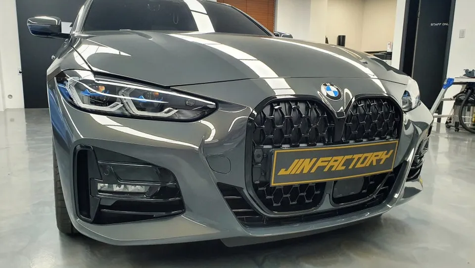 BMW 4 Series G22 グリルラッピングの韓国実施工事例 施工写真 3-1