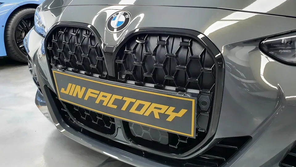 BMW 4 Series G22 グリルラッピングの韓国実施工事例 施工写真 1-2