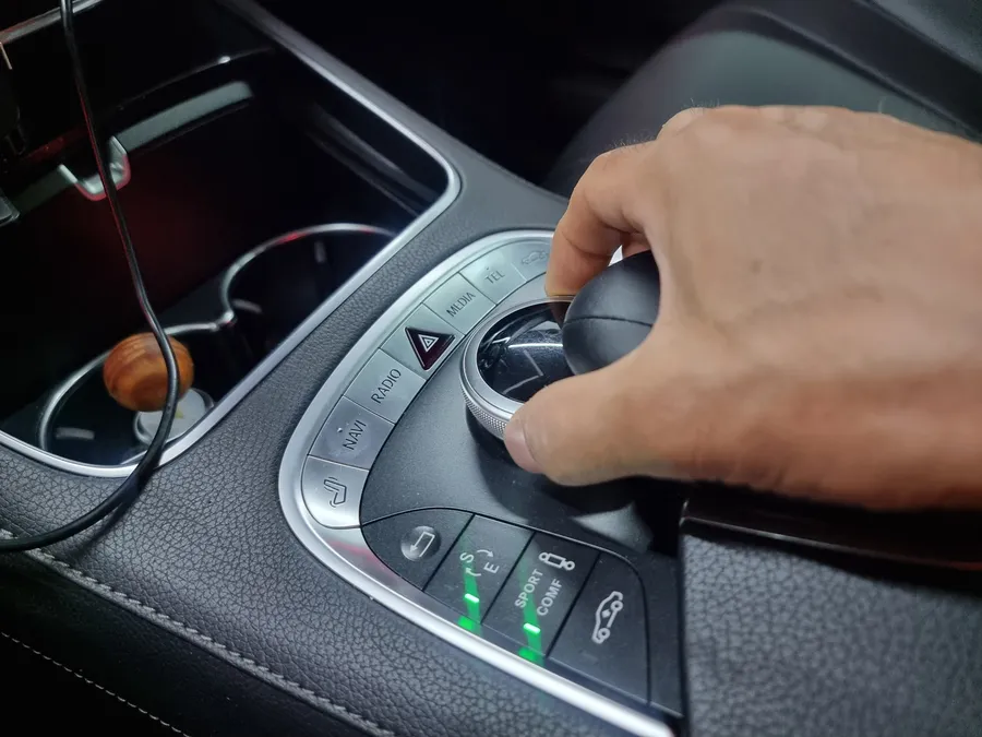 Mercedes-Benz S-Class W222 ドラレコ取付事例|費用目安・仕上がり 施工写真 2-2