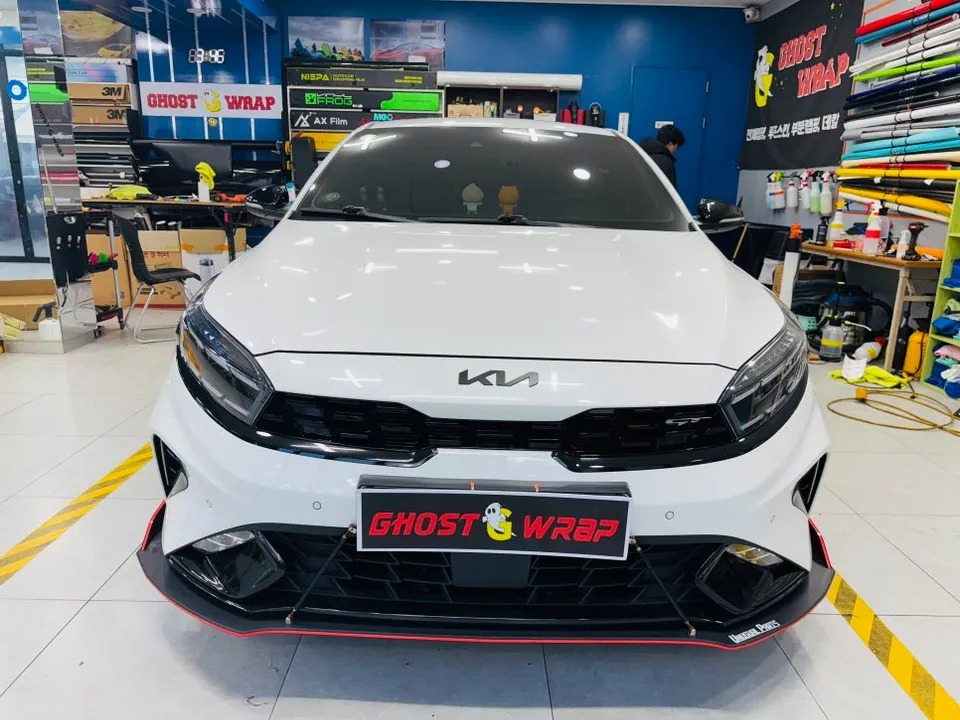 Kia K3のカーラッピング事例|クロームパーツのブラックアウト 施工写真 3-2