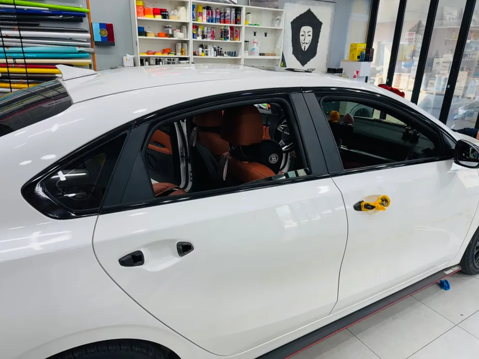 Kia K3のカーラッピング事例|クロームパーツのブラックアウト 施工写真 1-3