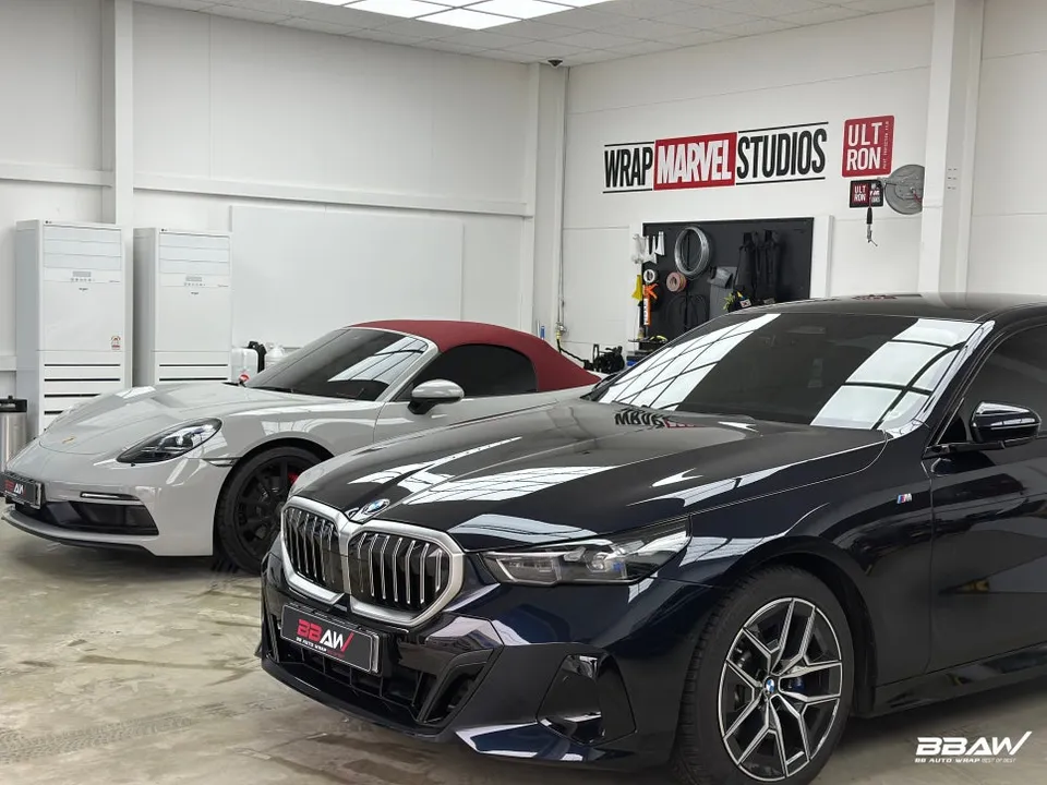 BMW 5 Seriesのカーラッピング事例｜グリル部分のカスタム 施工写真 2-1