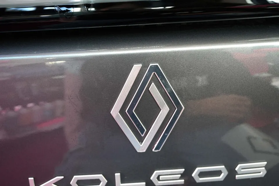 Renault KoleosのPPF施工事例｜ハイグロスの傷防止 施工写真 1-3