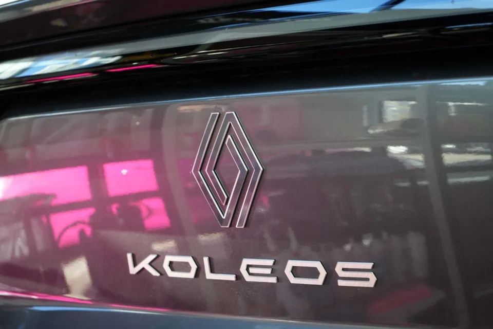 Renault KoleosのPPF施工事例｜ハイグロスの傷防止 施工写真 3-3