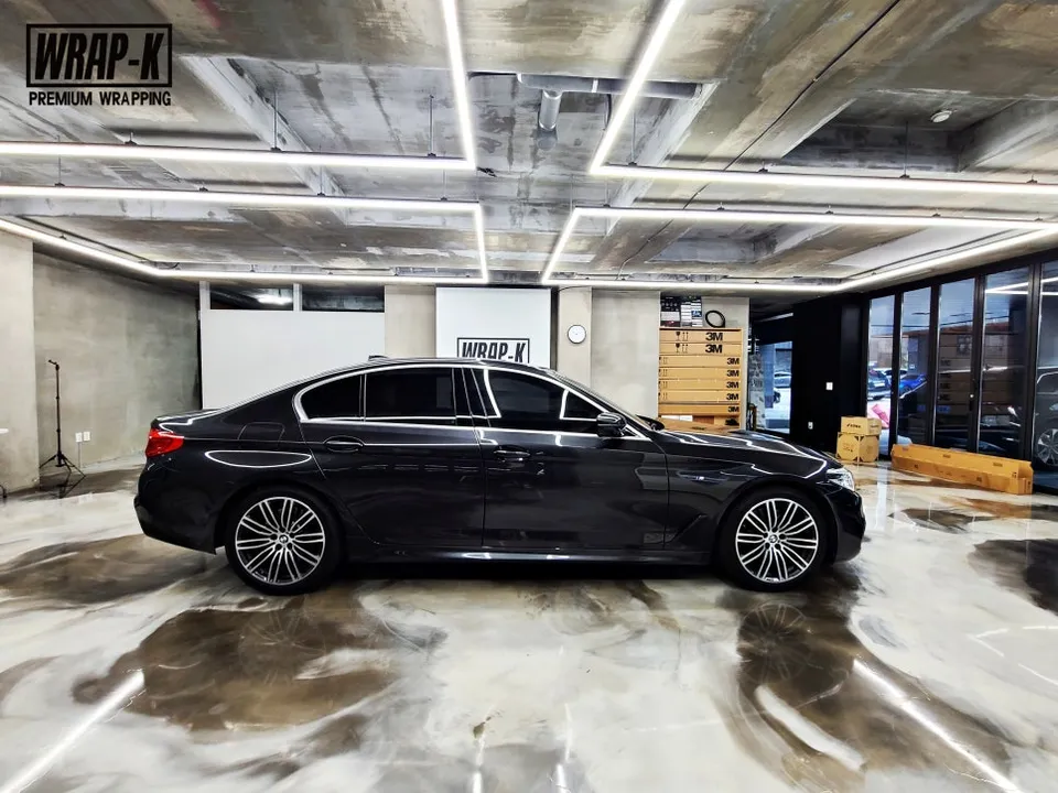 BMW 5 Seriesのカーラッピング事例｜クロームパーツの印象変更 施工写真 2-1