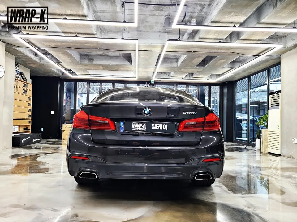BMW 5 Seriesのカーラッピング事例｜クロームパーツの印象変更 施工写真 3-1