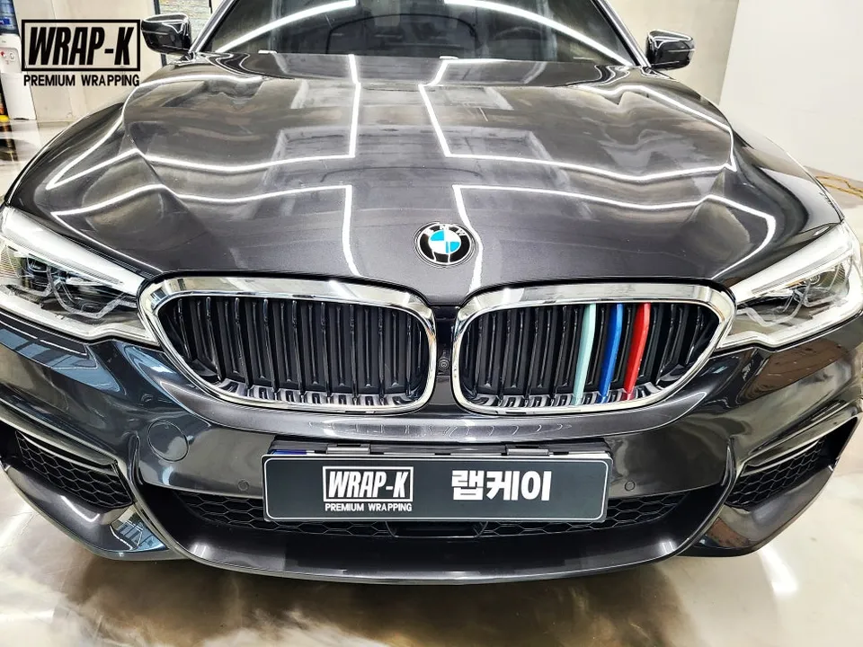 BMW 5 Seriesのカーラッピング事例｜クロームパーツの印象変更 施工写真 1-2