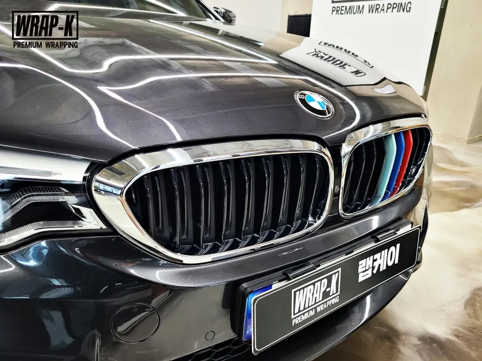 BMW 5 Seriesのカーラッピング事例｜クロームパーツの印象変更 施工写真 2-2