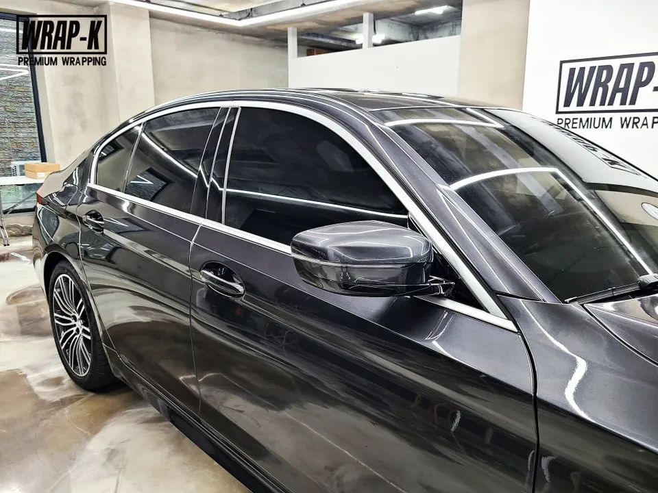 BMW 5 Seriesのカーラッピング事例｜クロームパーツの印象変更 施工写真 3-2