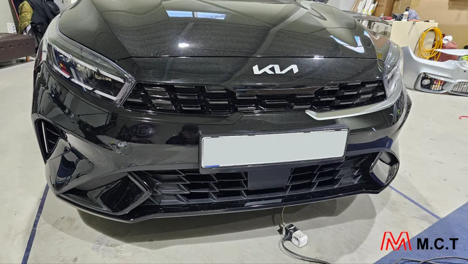Kia K3のカーラッピング事例|クロームパーツの印象変化 施工写真 2-1