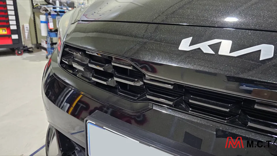 Kia K3のカーラッピング事例|クロームパーツの印象変化 施工写真 2-2