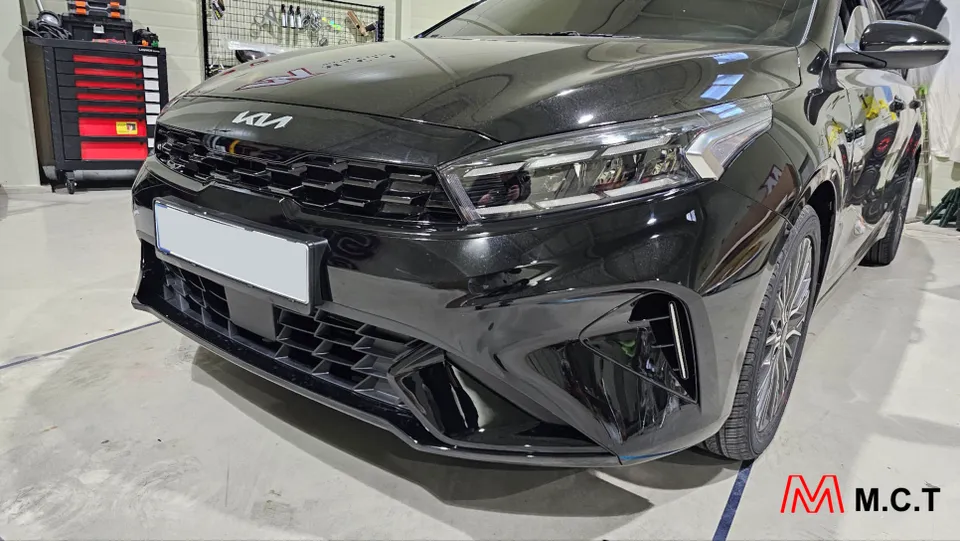 Kia K3のカーラッピング事例|クロームパーツの印象変化 施工写真 3-2