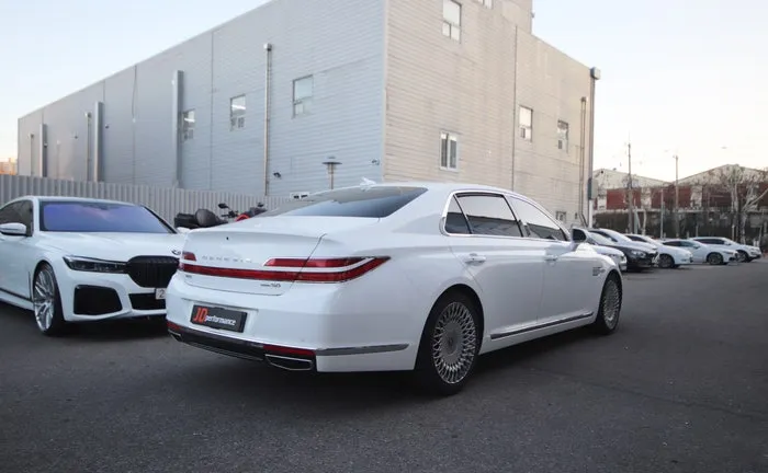 Genesis G90のカーラッピング事例|費用目安・仕上がり 施工写真 2-3