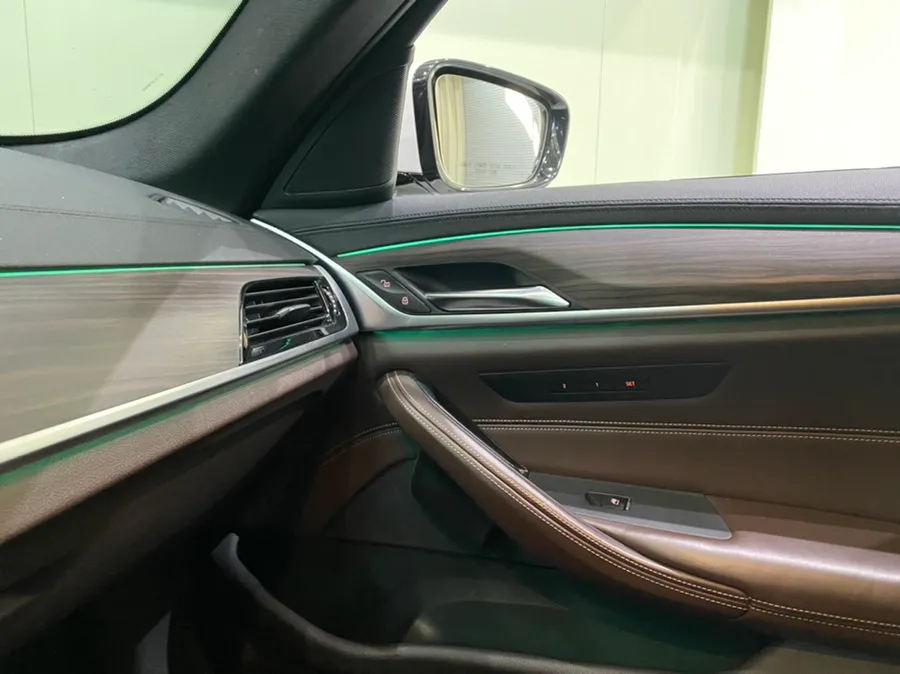 BMW 5 Series G30 ambient lighting - BMW 5 Series G30 Ambient Lighting Review — Enhanced Interior LEDs photo 4