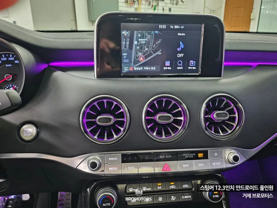 Kia StingerのAndroid Auto・CarPlay取付事例 施工写真 1-2