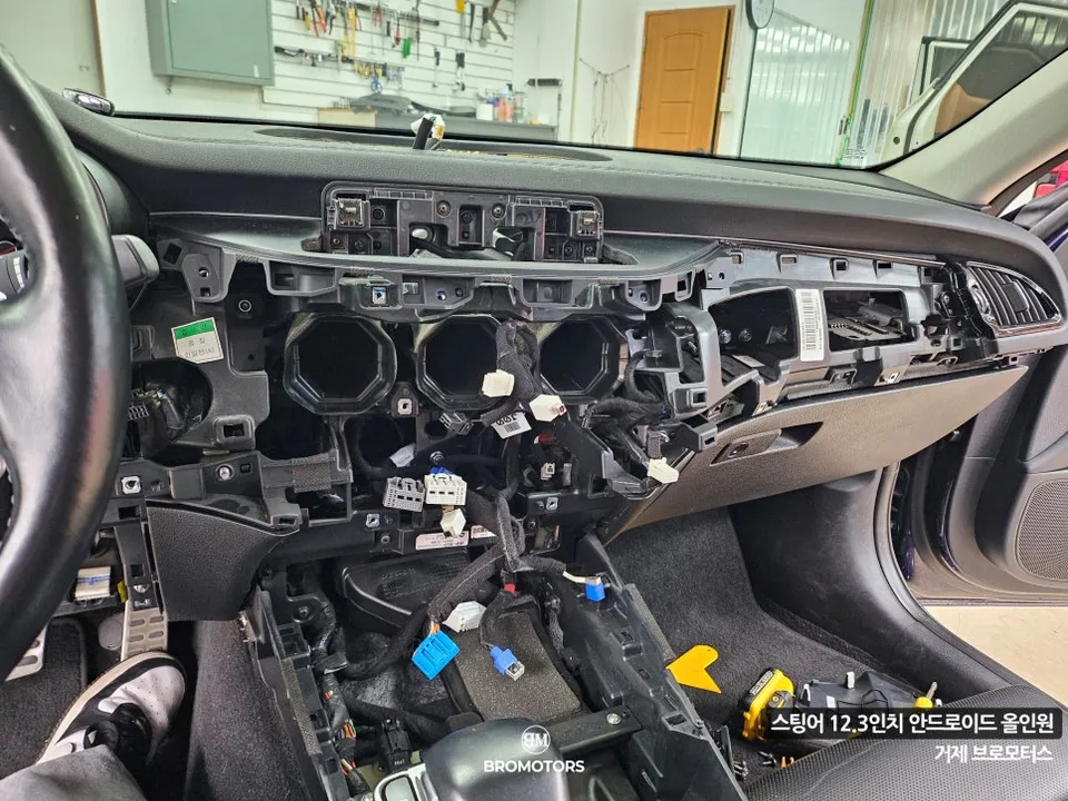 Kia StingerのAndroid Auto・CarPlay取付事例 施工写真 4-2