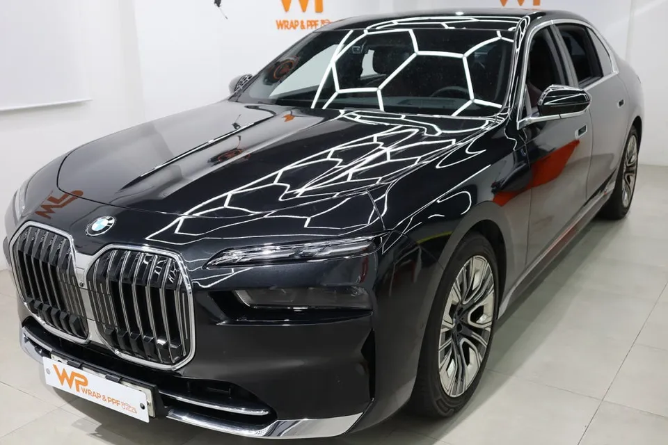 BMW 7 Series G70 vinyl wrap - BMW G70 7 Series Vinyl Wrap Review: Expert Installation & Pricing photo 3