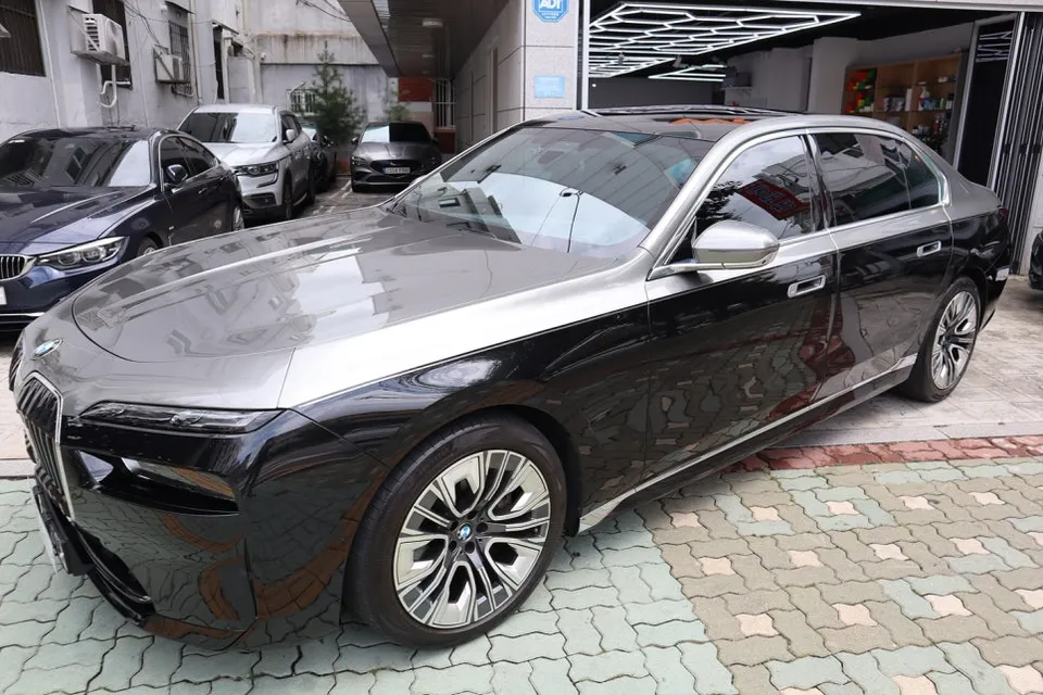 BMW 7 Series G70 vinyl wrap - BMW G70 7 Series Vinyl Wrap Review: Expert Installation & Pricing photo 4
