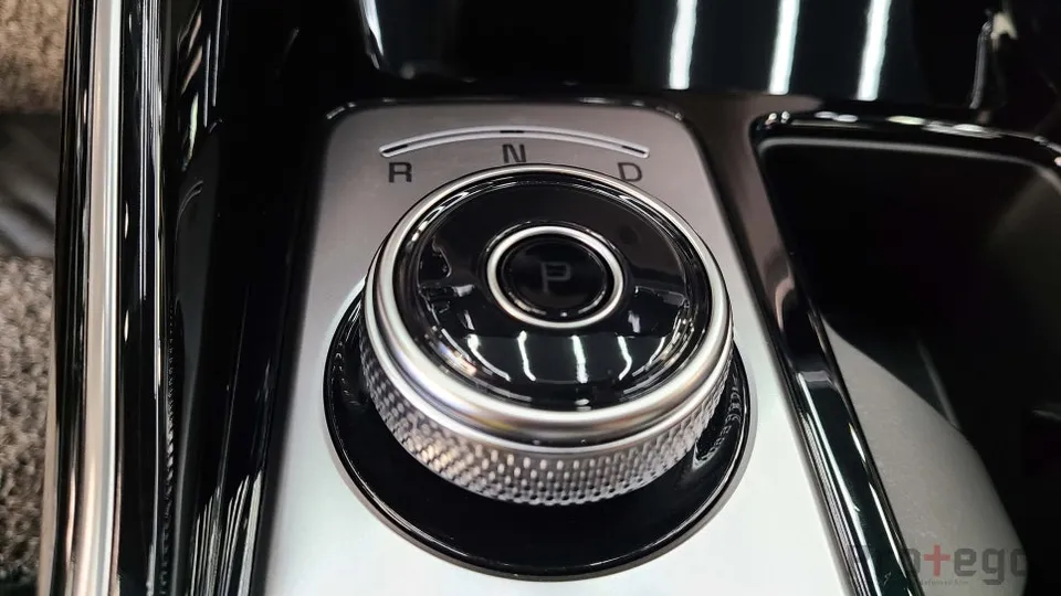 Kia SorentoのPPF施工事例|内装の傷・指紋対策 施工写真 3-1