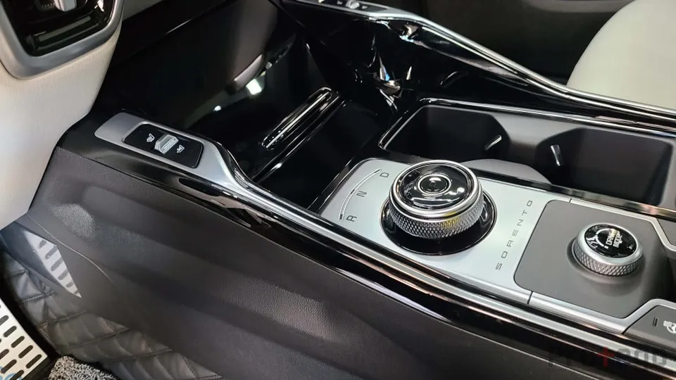 Kia SorentoのPPF施工事例|内装の傷・指紋対策 施工写真 2-2