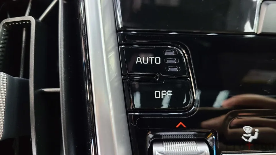 Kia SorentoのPPF施工事例|内装の傷・指紋対策 施工写真 3-2