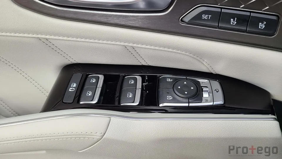 Kia SorentoのPPF施工事例|内装の傷・指紋対策 施工写真 2-3