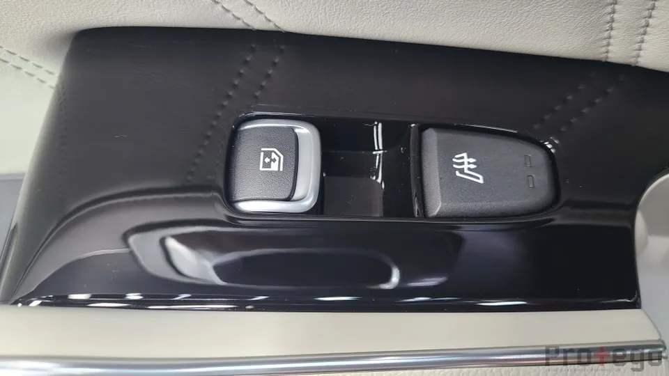 Kia SorentoのPPF施工事例|内装の傷・指紋対策 施工写真 3-3
