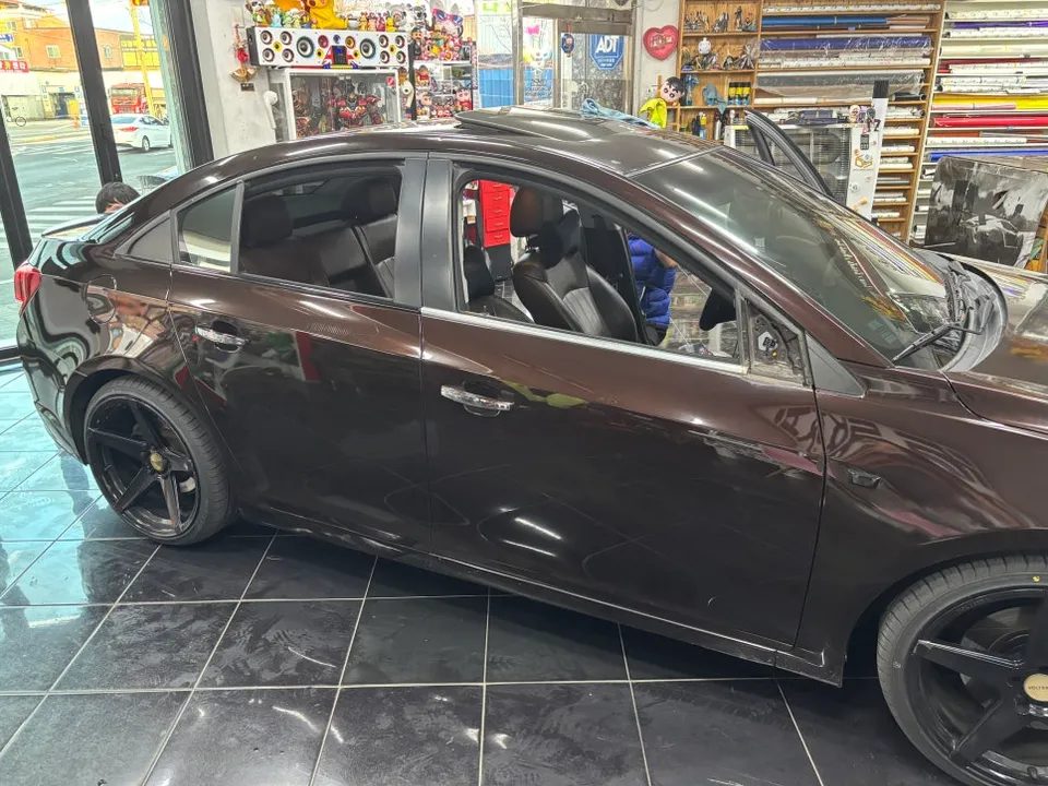 Chevrolet Cruzeのカーラッピング事例:費用目安と仕上がり 施工写真 1-2