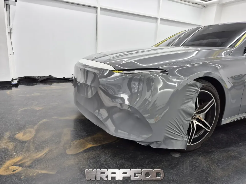 メルセデス・ベンツ Eクラス W214 カーラッピング事例｜費用目安・仕上がり 施工写真 3-2