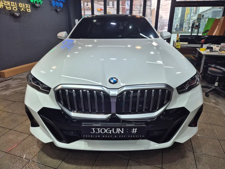 BMW 5 Seriesのカーラッピング事例|グリル部分のカスタム 施工写真 2-1