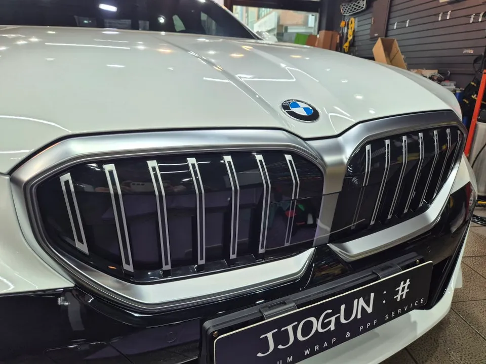 BMW 5 Seriesのカーラッピング事例|グリル部分のカスタム 施工写真 3-1