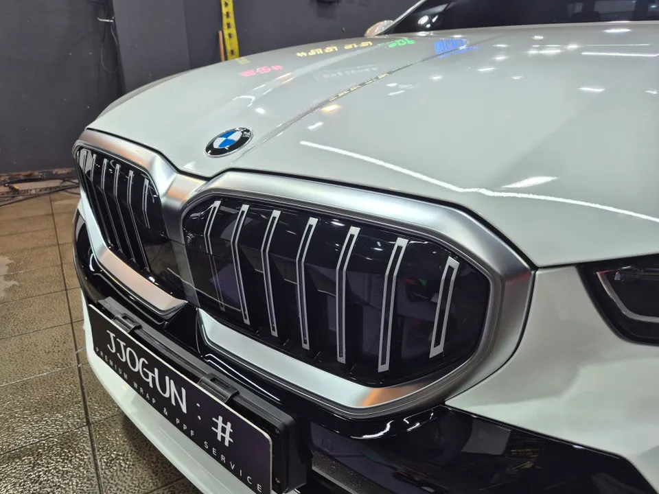 BMW 5 Seriesのカーラッピング事例|グリル部分のカスタム 施工写真 1-2