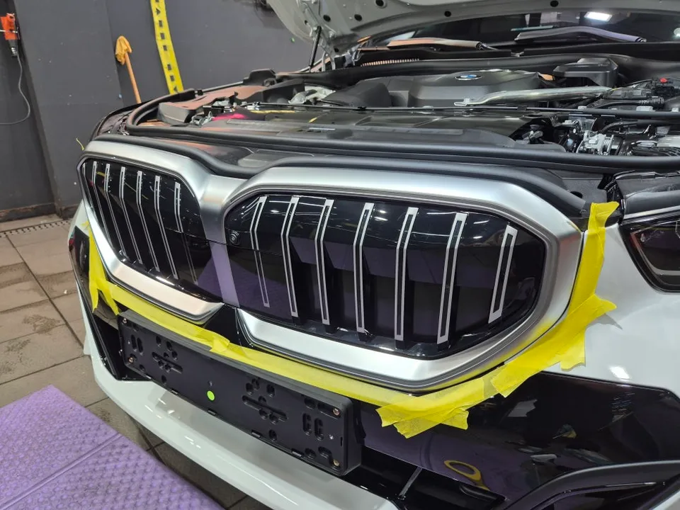 BMW 5 Seriesのカーラッピング事例|グリル部分のカスタム 施工写真 2-2