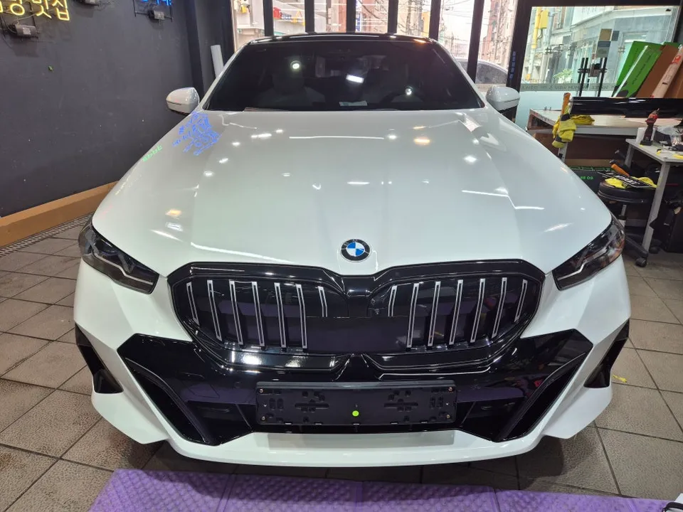 BMW 5 Seriesのカーラッピング事例|グリル部分のカスタム 施工写真 3-2