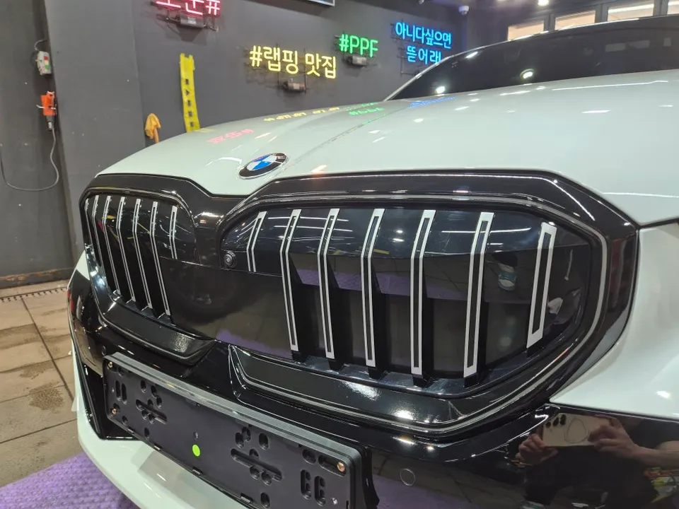 BMW 5 Seriesのカーラッピング事例|グリル部分のカスタム 施工写真 1-3
