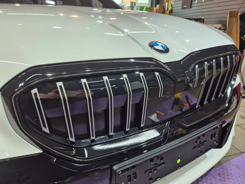 BMW 5 Seriesのカーラッピング事例|グリル部分のカスタム 施工写真 2-3