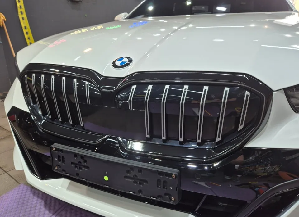 BMW 5 Seriesのカーラッピング事例|グリル部分のカスタム 施工写真 3-3