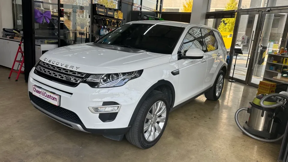 Land Rover Discovery Sport vinyl wrap - Land Rover Discovery Sport Vinyl Wrap Review: Two-Tone Style photo 2