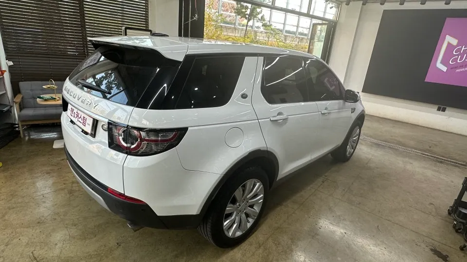 Land Rover Discovery Sport vinyl wrap - Land Rover Discovery Sport Vinyl Wrap Review: Two-Tone Style photo 6