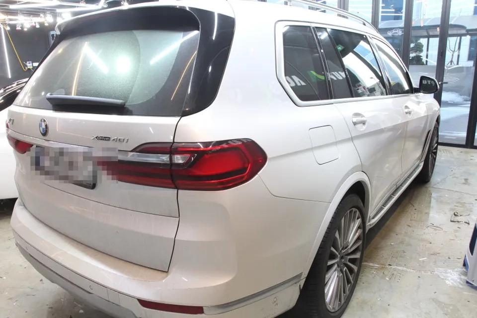 BMW X7のカーラッピング事例：クロームパーツの統一感アップ 施工写真 4-1