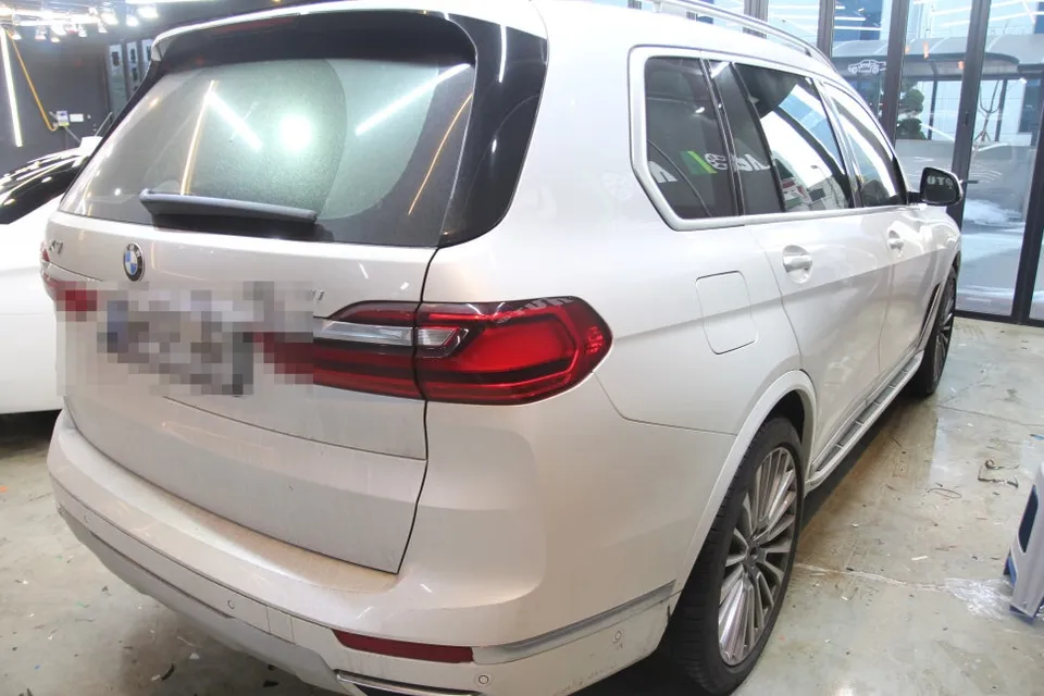 BMW X7のカーラッピング事例：クロームパーツの統一感アップ 施工写真 1-2