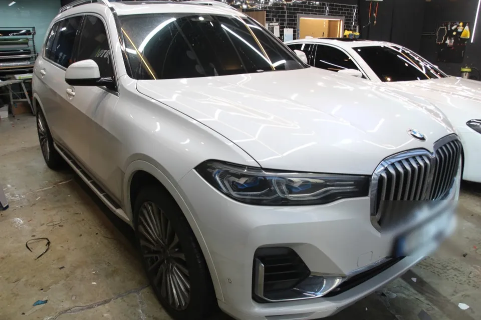 BMW X7のカーラッピング事例：クロームパーツの統一感アップ 施工写真 3-2