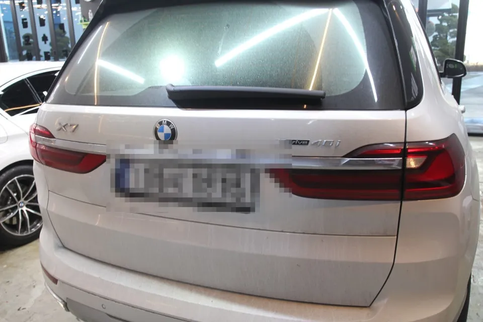 BMW X7のカーラッピング事例：クロームパーツの統一感アップ 施工写真 1-3