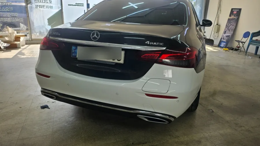 Mercedes-Benz Eクラス W213 カーラッピング事例｜費用目安・仕上がり 施工写真 3-1