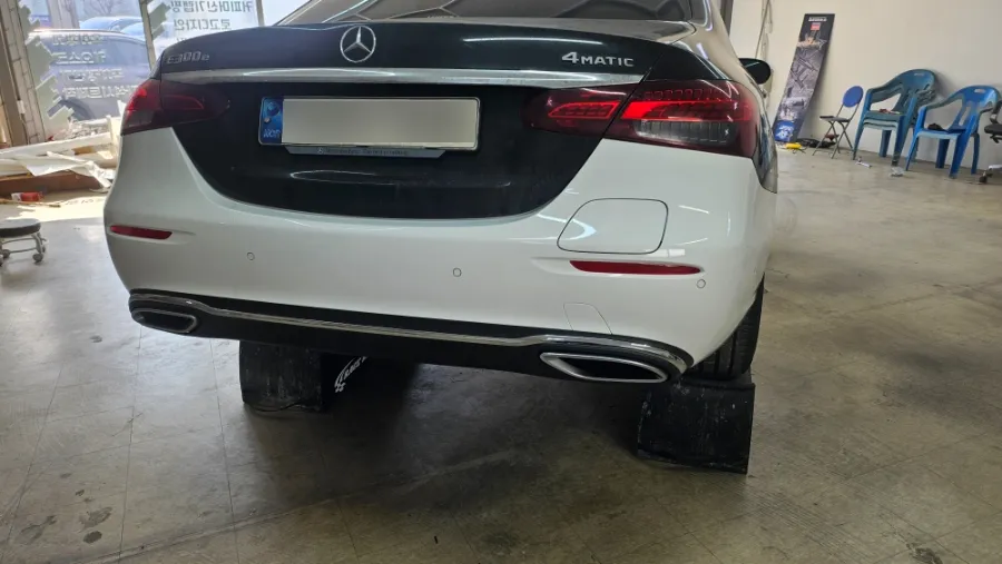 Mercedes-Benz Eクラス W213 カーラッピング事例｜費用目安・仕上がり 施工写真 2-2