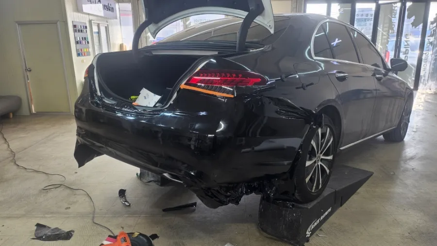 Mercedes-Benz Eクラス W213 カーラッピング事例｜費用目安・仕上がり 施工写真 2-3