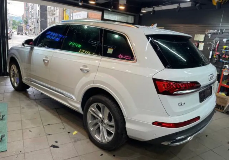 Audi Q7のクロームパーツラッピング事例|費用目安・仕上がり 施工写真 3-1