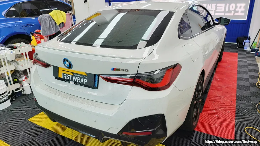 BMW i4 カーラッピング事例｜GTシルバー高光沢 施工写真 2-1